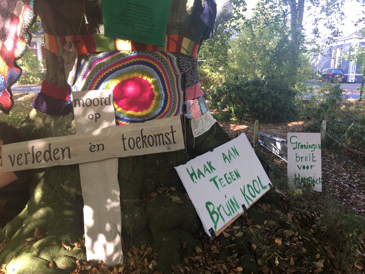 Knitting against browncoal, great sunny afternoon, lots of great artwork and great people!
#hambachforest #hambibleibt #craftifism #Mahnwache  #endegelände  #sp #coderood
