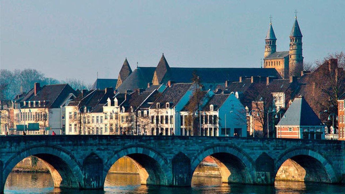 AnneFormsma's tweet photo. De afgelopen drie dagen heb ik de Mindfulness &amp; burn-out specialisatie gegeven in het mooie Maastricht. Genoten van de fijne groep en het enthousiasme waarmee de opleiding werd ontvangen! #Mindfulness #burnout #SeeTrue https://t.co/uw16ly9BXN