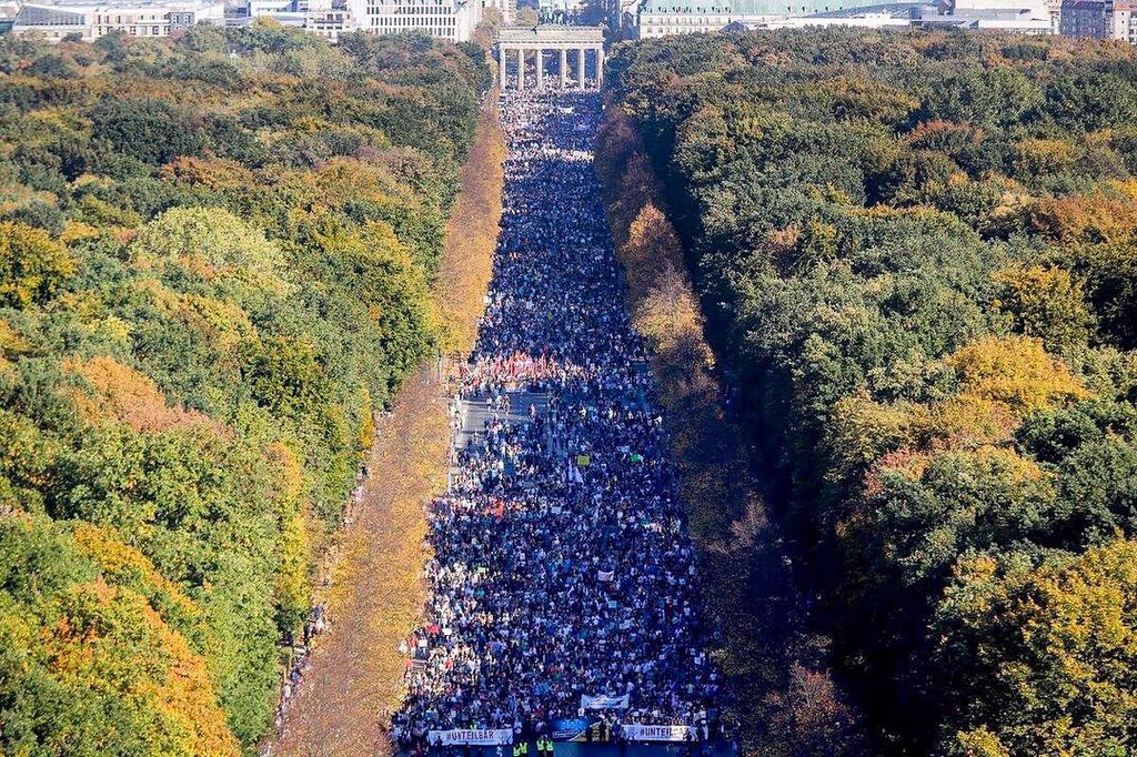 An aerial shot of thousands of people marching in Berlin’s Tiergarten district.
