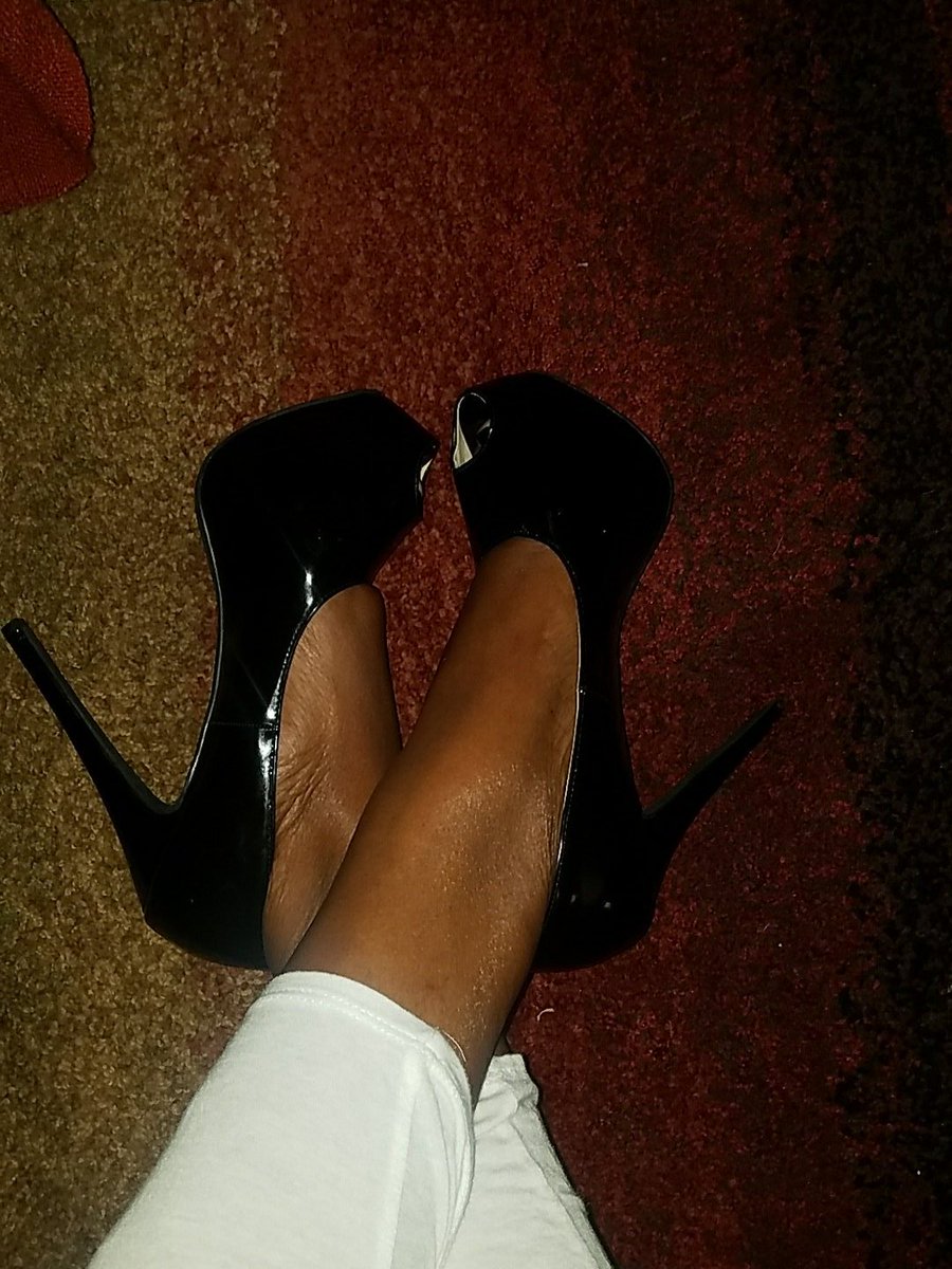 BitchPuddin30's tweet photo. Guess I'm the 7' tall #amazon #giantess today😉 a bit of foot fetish and some public humiliation does a naughty boy good.

#ebonydomme #ebonyamazon #femdom #NeverSettle4Less

@DirkHooper @DommeLinx @OfficialDomCon @ShrunkBoy @slaverobby @DollarCollar @MsMadyson @BowB4Cuntress https://t.co/9DTFXhHWtV