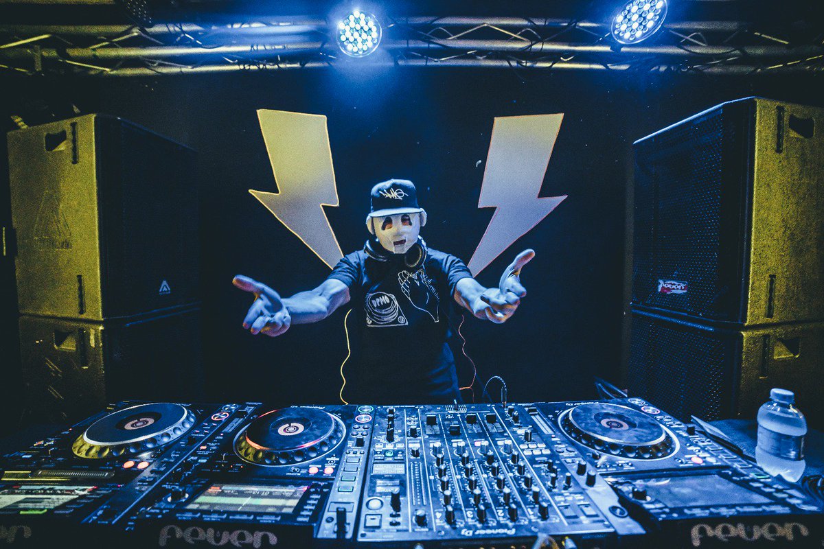 BullshitBilbao's tweet photo. We had  so much fun last night with @FuntCaseUK. ⚡👊 https://t.co/ckUAm6lW6p