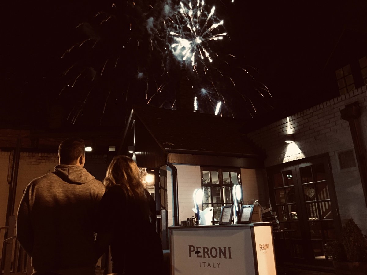 Remember, remember the 3rd of November?! Kenilworth Castle lays host to its annual Fireworks display and we're getting excited! Feeling peckish after the display? Make sure to book a table with us to secure your grub, it'll hit the spot nicely 🏰🎆
