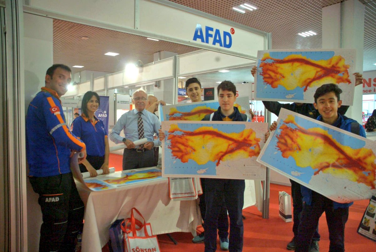 AFADBaskanlik's tweet photo. Uluslararası Güvenlik ve Otomasyon Fuarı'nda vatandaşlarımız KBRN, Arama Kurtarma ve Mobil Haberleşme Araçlarımızı yakından görme fırsatı buldu.
#ISAF2018 https://t.co/6evHnhWobj