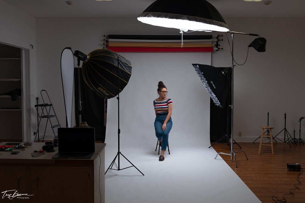 TrueEssenceNC's tweet photo. With great lighting and knowledge of it can turn any normal photo into a great photo.

#TrueEssencePhotography #greenvillephotographer #GreenvilleNC #photographer #fashionphotographer #studiophotography #portrait #bts #behindthescene #whitebackdrop #xplor #sony https://t.co/5A90ndv2pO
