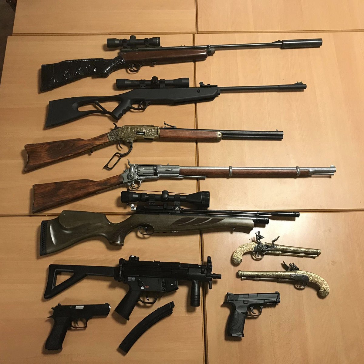 TVP_BerksEast's tweet photo. #TEAM2 - Following reports that a male had shot at a window and driven off, officers quickly located the vehicle at an address in #Slough. 1 Male #Arrested for multiple offences. Following a search of his vehicle and house look what we seized...
#canyoutellthediference #Arrested https://t.co/QTBCiVg2AF