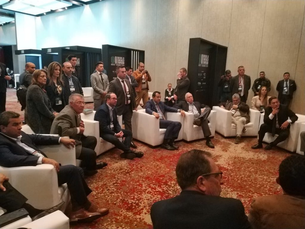 Hangelortizn's tweet photo. #AEstaHora en el "II SIMPOSIO MUNDIAL DE LA ESMERALDA" #WESII2018, reunidos con algunos alcaldes de la provincia de Occidente, empresarios mineros de Boyacá,@CIROARAMIREZ y el gobernador @CarlosAmayaR, tratando temas relacionados con el próximo plan de desarrollo del departamento https://t.co/A7TwuAueAl