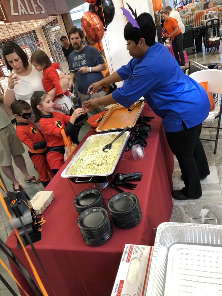 thenolamom's tweet photo. Did you know @laMadeleine has great holiday catering options? #nombfamilyfun https://t.co/GsD7r8WCta
