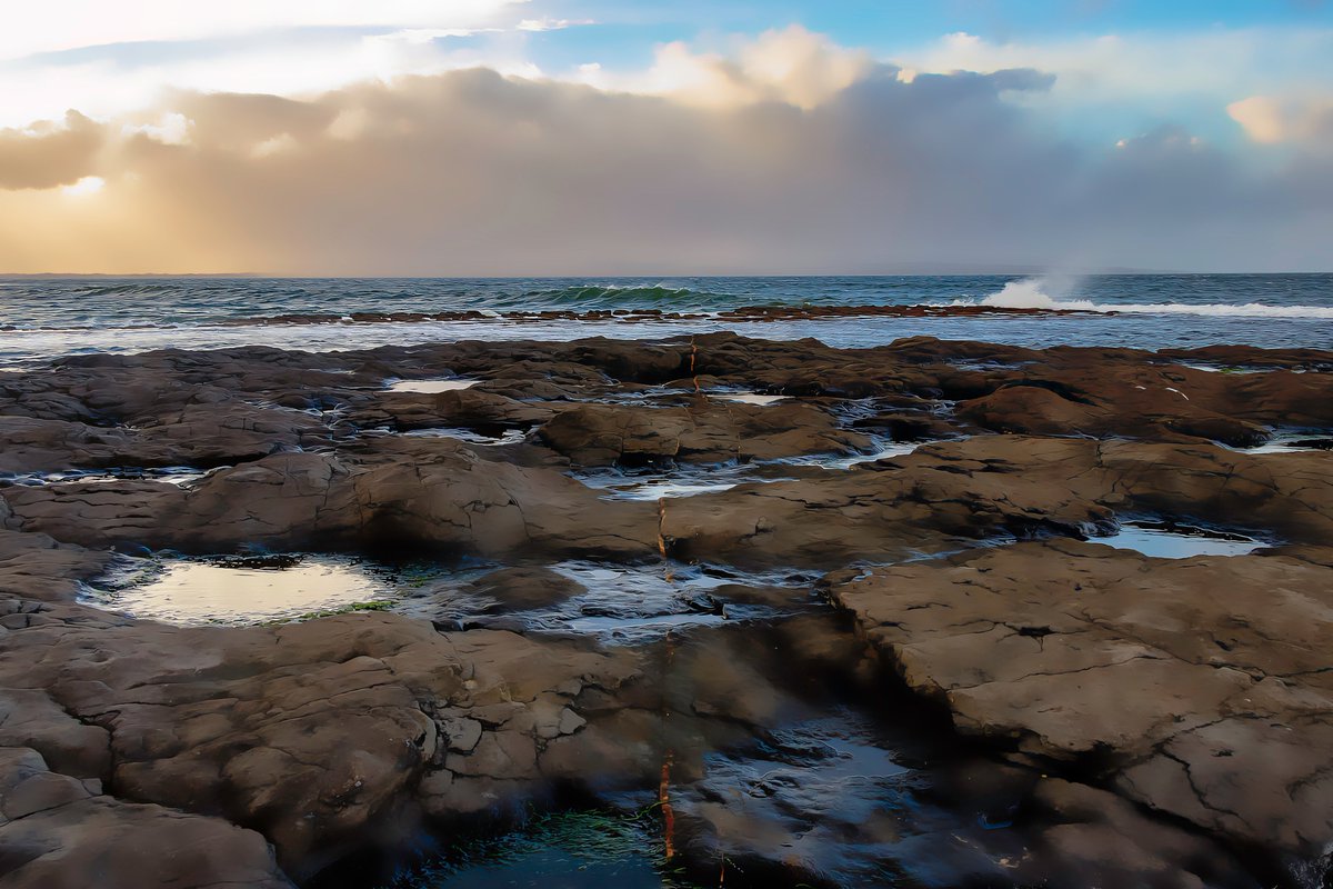 DanielStruk's tweet photo. Little painting in photoshop. 
Rosbeg, Co. Sligo, Ireland  
@msnweather @StormHour  @RTENationwide @wildatlanticway @WAWHour @VisitSouthSligo @ThePhotoHour https://t.co/6JAXAHMpOX