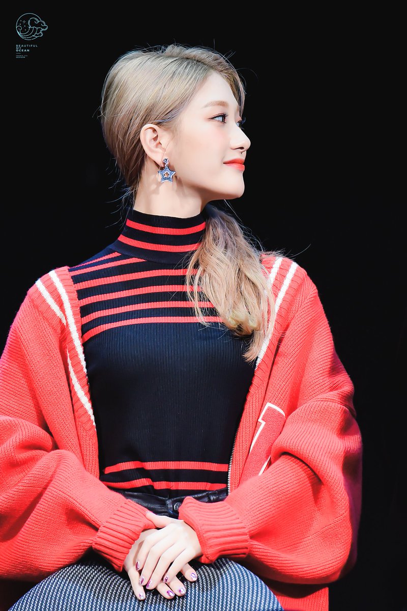 BMO_fromis's tweet photo. 181014 제일라아트홀 

#이서연
#Seoyeon
#fromis_9 

서연아 너무 고마��💕 https://t.co/BLmANaLct9