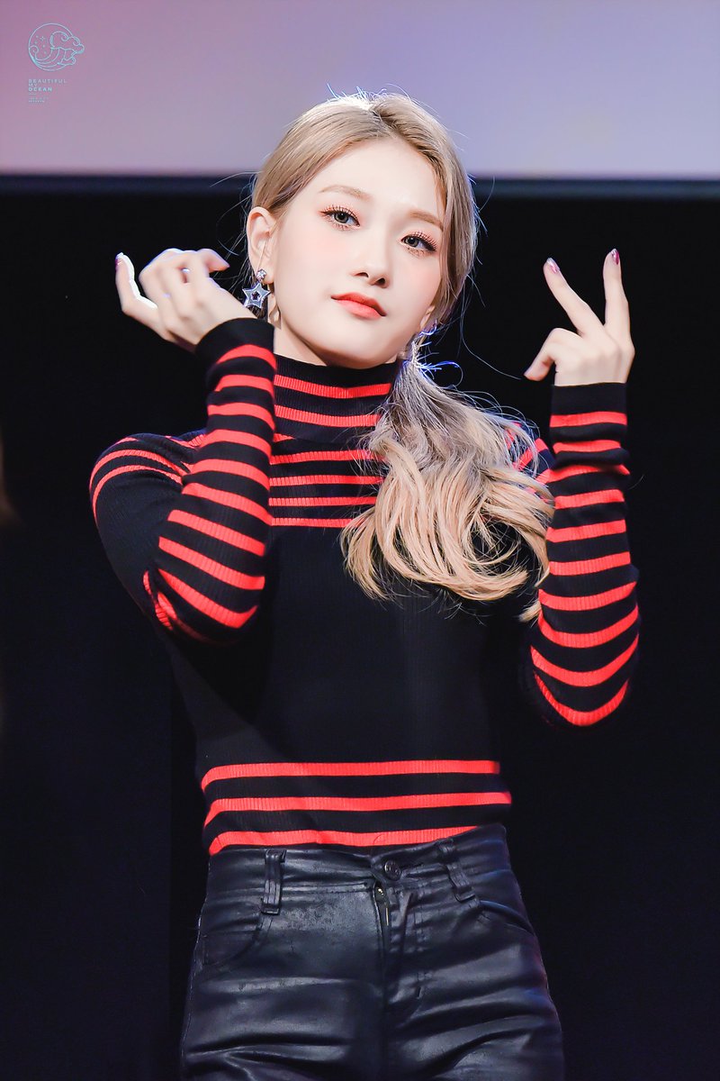 BMO_fromis's tweet photo. 181014 제일라아트홀 

#이서연
#Seoyeon
#fromis_9 

서연아 너무 고마��💕 https://t.co/BLmANaLct9