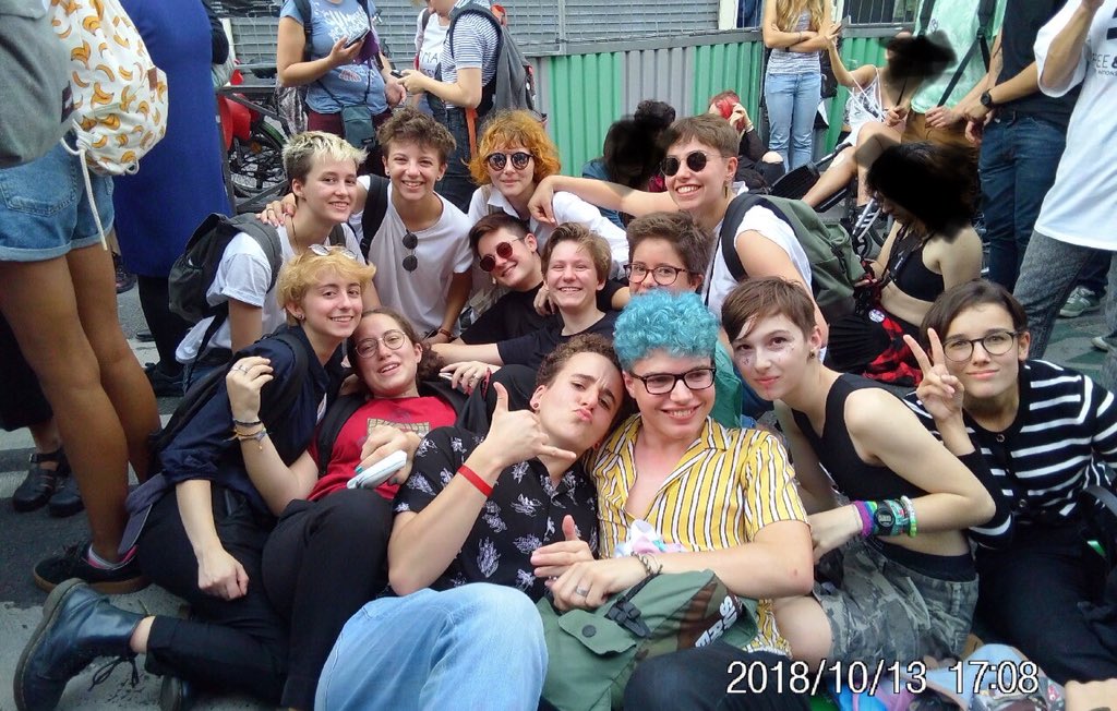 Fourmidable__'s tweet image. Dites hier avec mes potos on s&apos;est allongés en bordel sur la route pendant l&apos;#ExistransInter et y&apos;a une personne super sympa qui nous a proposé de nous prendre en photo, si cette personne veut se manifester ou quoi ça serait cool comme ça je saurai à qui je dois cette photo ahah