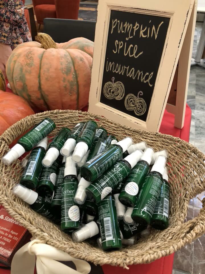 thenolamom's tweet photo. Taylor with @StateFarm had a gorgeous fall set up and passes out @BugSoother. #nombfamilyfun https://t.co/rJn8xVSgdm