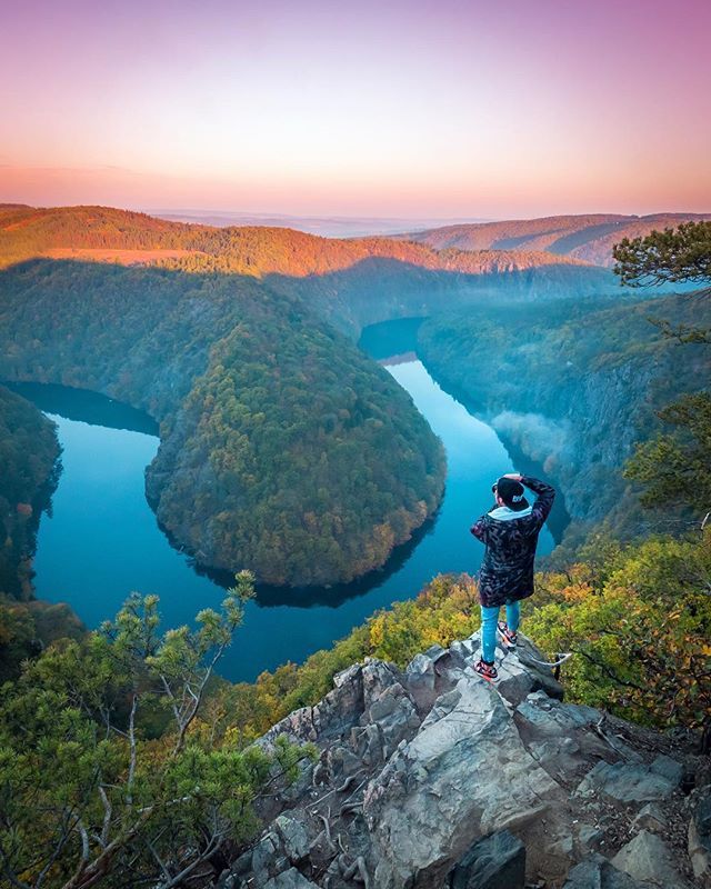 alanisko's tweet photo. Horseshoe bend in #CzechRepublic 🇨🇿🌅🍂🍃🍁 picture by bro @lukash007 #madeinczech #travel #visitcz #vyhlidkaMaj #vltava #sunrisecatcher #mujolympus #borderlesscollective https://t.co/9wg8NJ8fWy https://t.co/vLtarXKrky