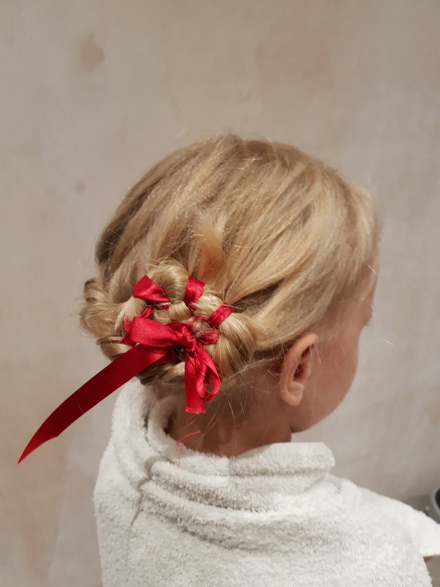 Taped <a href="/LetiMicroBlonde/">Lettie Weller</a>'s hair tonight. #longhair #TeamDB