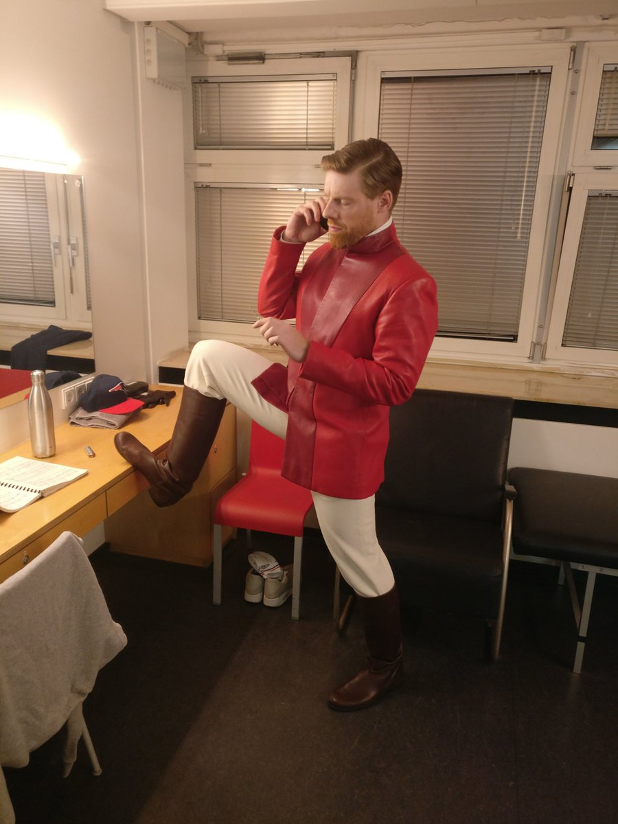 BarnabyRea's tweet photo. Flick knife✔ Old school flip phone✔ Jodhpurs✔ Riding boots✔ Michael Jackson jacket✓ It's time for Thriller on Horseback: The Musical!🕴🏻🐎 Well that or Tenor Torture in #Tosca #OperFrankfurt #Sciarrone #totallynaturalisticpose #Imdefinitelyreallyonthephone #itsnotapropok 🤥😉 https://t.co/rMmVGV5FlA