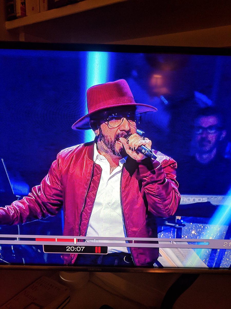 Since when did #chuckrhoades <a href="/ThePaulGiamatti/">Paul Giamatti</a> join the  <a href="/backstreetboys/">Backstreet Boys</a>? #billions <a href="/SHO_Billions/">BILLIONS</a>