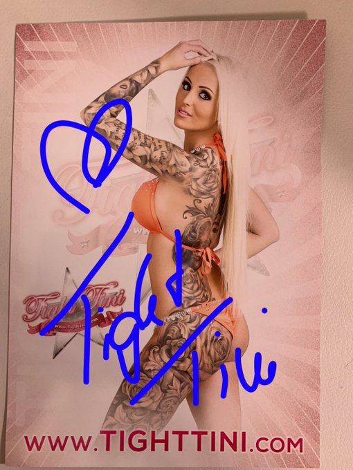 Hier ein Autogramm f&uuml;r alle die es nicht zur Venus geschafft haben! https://t.co/GpZGZ6CpCI https://t<a href="/tag/nylons"class="tags"><span>#nylons</span></a><a href="/tag/footjob"class="tags"><span>#footjob</span></a><a href="/tag/tighttini"class="tags"><span>#tighttini</span></a><a href="/tag/nylonlover"class="tags"><span>#nylonlover</span></a>