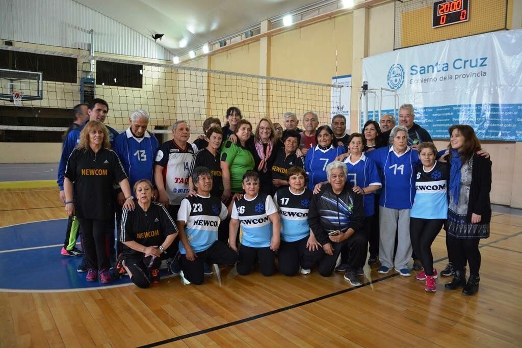 aliciakirchner's tweet photo. Promovemos los deportes como actividad física de integración, recreación y encuentro social. Equipos de Newcom de adultos mayores definen quienes nos representan en los Juegos Evita #ElDeporteNosUne #SantaCruzNosUne
https://t.co/F0XEHePqqO https://t.co/xO4ebBZbZf