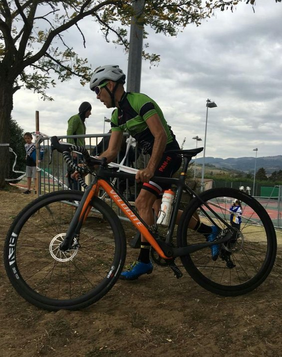 BecycleLyon's tweet photo. @choufflard @FSGTofficiel @_ECOV_ Bravo Sylvain @choufflard ! Victoire au #cyclocross @FSGTofficiel de Brindas #Izi #oklm
#BecycleTeam #CoursierLyon https://t.co/wGCZLO6NRB