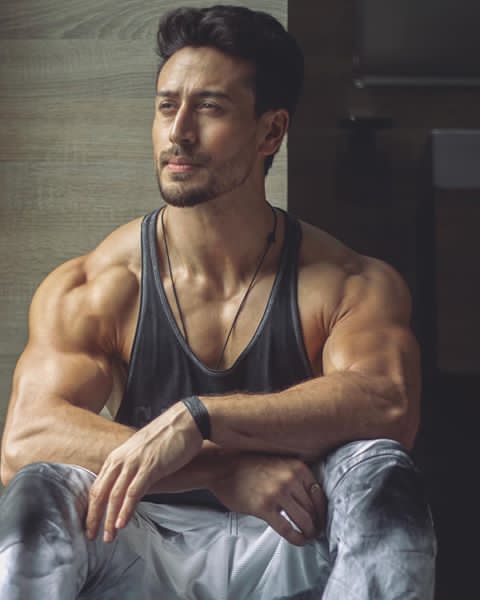 TIGERLOVERTEAM's tweet photo. 🙃📸 @iTIGERSHROFF
#tigershroff #onset #anothershotfromtheotherday #shotbyshark #shariquealy #shariquesayed #inbetweenshots #chillinglikea🐯 @iTIGERSHROFF @ShariqueAly @AyeshaShroff @TeamTIGERSHROFF @KJShroff @bindasbhidu #soty2 #HrithikVsTiger https://t.co/DaAiKK0VFo