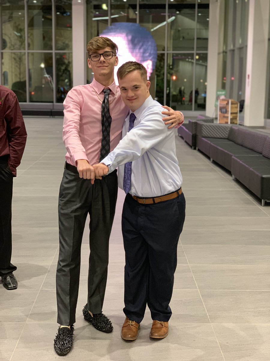 BryanBoyer_'s tweet image. I wore pink for you Aunt Shar, keep fighting beautiful 💞 #SeniorHoco