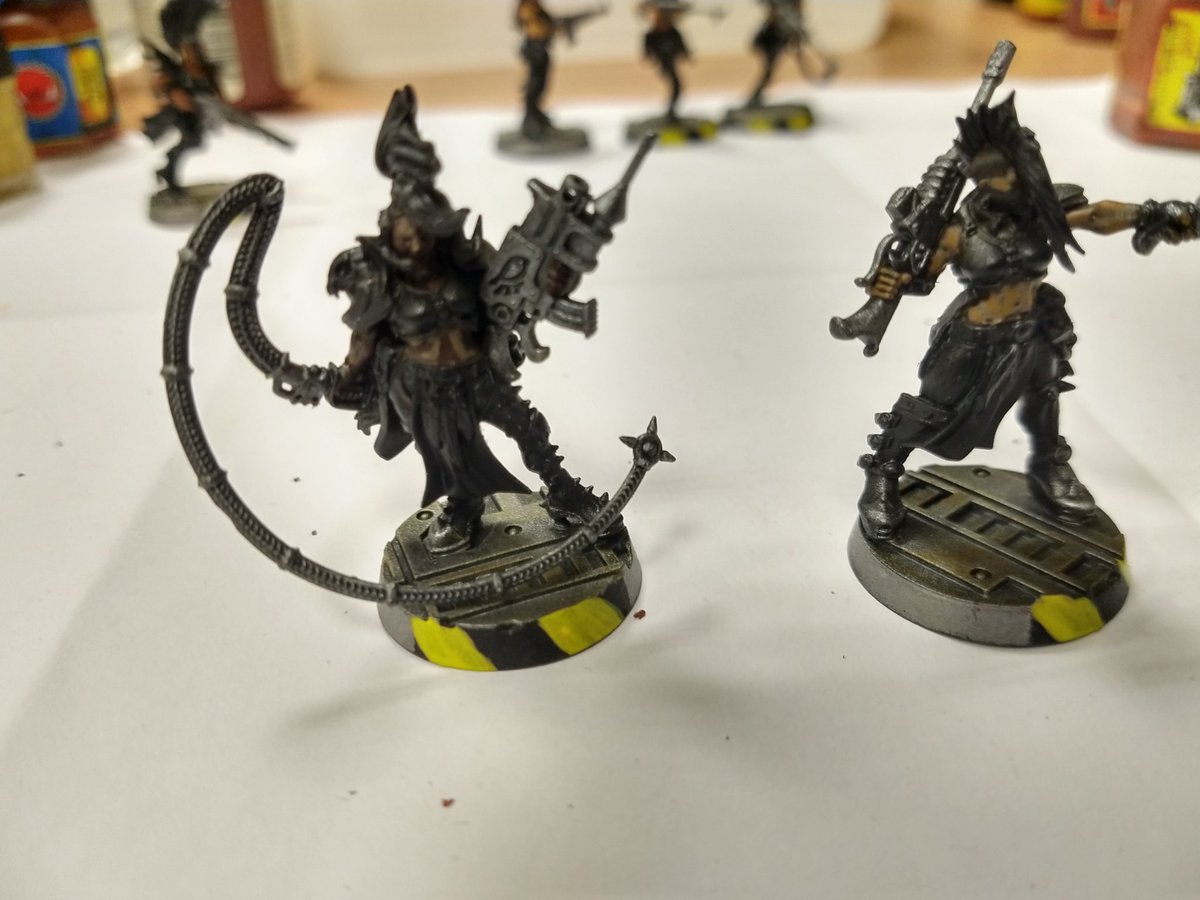 keletkezes's tweet photo. Bad day painting: after yesterday's successful base painting and some excellent choices for the darkest 4 models today, the first 3 lighter ones couldn't be rescued even with Flesh Wash #necromunda #experimenting #eschers #blobpaintingdisaster https://t.co/UMgHUYKUXP