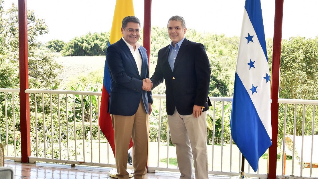 AndrsValencia9's tweet photo. Desde el departamento del #Quindío acompañamos al presidente @IvanDuque y al presidente de honduras @JuanOrlandoH. Los dos mandatarios se comprometieron a trabajar de manera conjunta en la defensa de sus caficultores en los foros internacionales https://t.co/Y83E9FhdFm