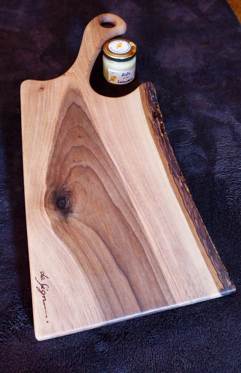 DesignHandcraft's tweet photo. Natural, live edge.
Lemn de nuc atent ales: 21 x 50, util 21 x 36, grosime 1,7; (cm).
Tratat cu Alifie. Pentru lemnărie.
#walnut,#cuttingboard,#liveedge,#natural,#handmade,#woodworking,#oil,#foodsafe,#nontoxic,#naturalbeeswax https://t.co/B5zyDog4ys
