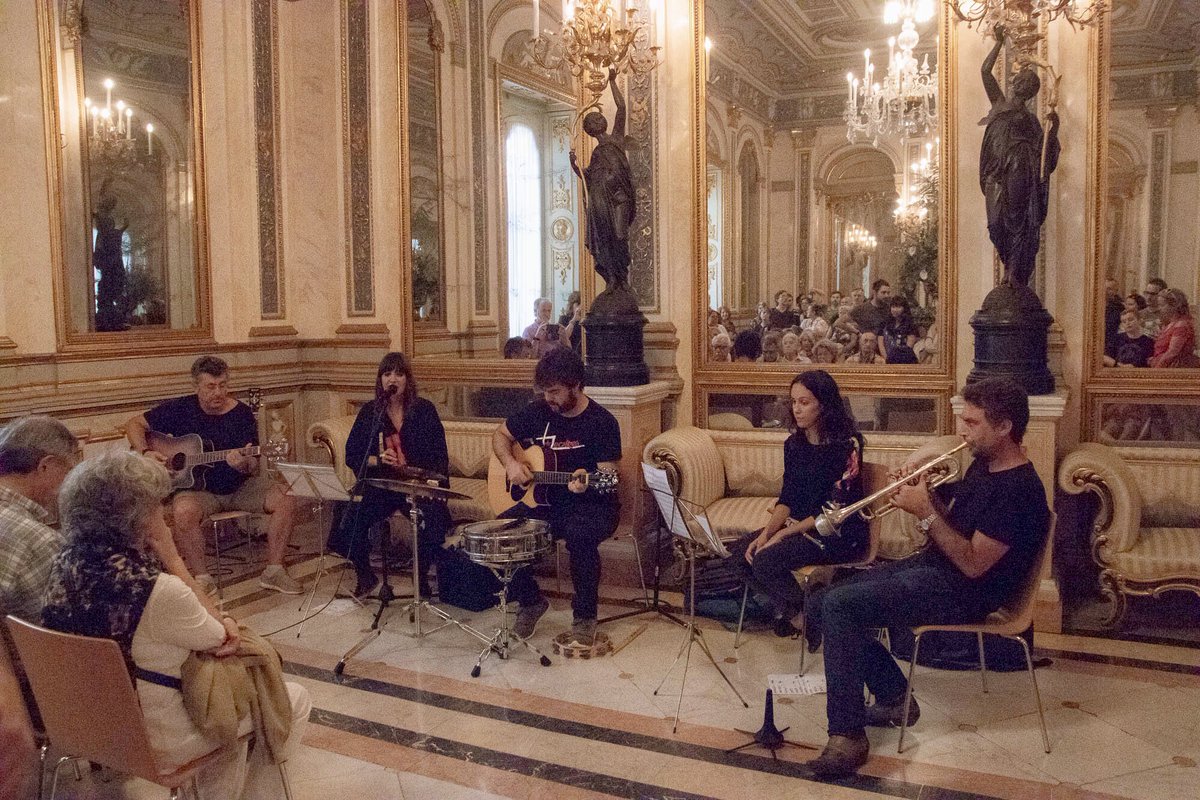 LaDouchegrup's tweet photo. Encara no acabem de creure on hem tocat. Ha segut una gran experiència. Encara que ens vam oblidar la perruca!. Gràcies a Vicente Gascón, els artistes d’Arte en Red i Liliane Cuesta https://t.co/tDXBOh6wEz
