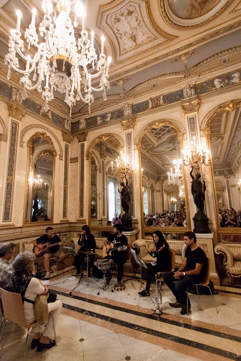 LaDouchegrup's tweet photo. Encara no acabem de creure on hem tocat. Ha segut una gran experiència. Encara que ens vam oblidar la perruca!. Gràcies a Vicente Gascón, els artistes d’Arte en Red i Liliane Cuesta https://t.co/tDXBOh6wEz