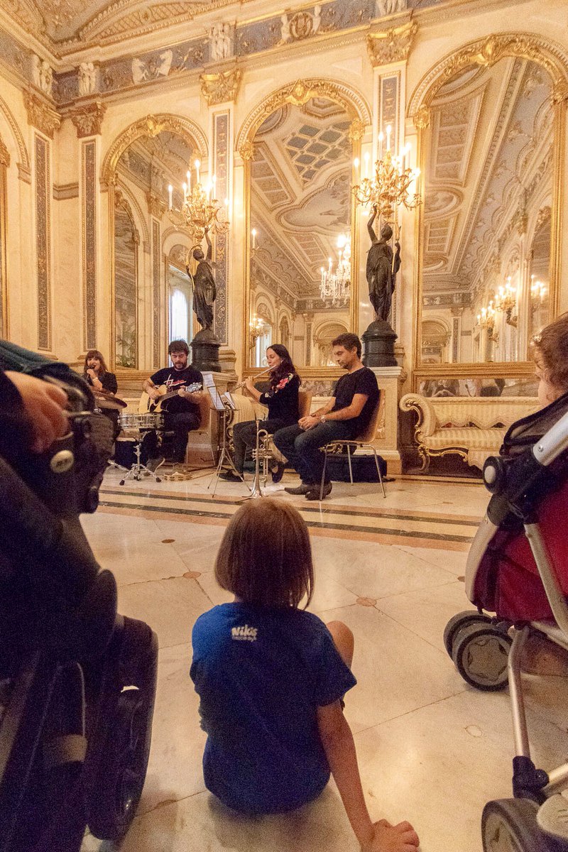 LaDouchegrup's tweet photo. Encara no acabem de creure on hem tocat. Ha segut una gran experiència. Encara que ens vam oblidar la perruca!. Gràcies a Vicente Gascón, els artistes d’Arte en Red i Liliane Cuesta https://t.co/tDXBOh6wEz