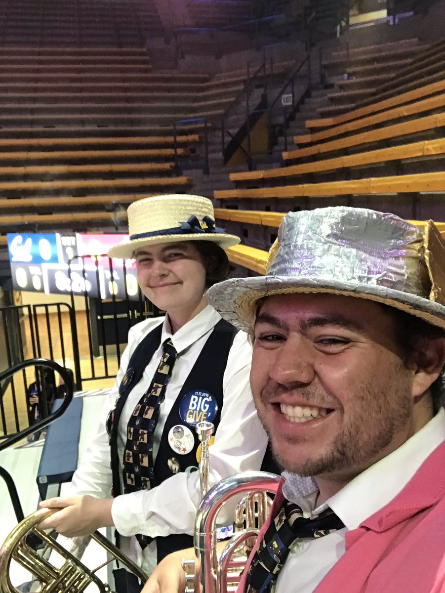 CalBandMellos's tweet photo. #gobears beat the wazz!! @CalVolleyball #pinkvest https://t.co/Rqx1xnZS1u