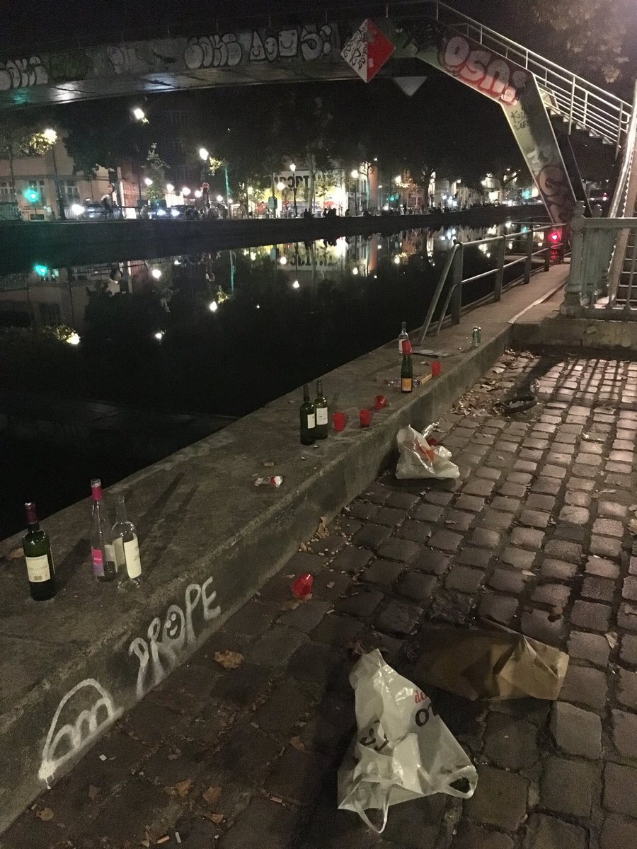 thierrydague's tweet photo. Un samedi soir ordinaire sur le canal Saint-Martin (photo prise ce 13 octobre à 2h du mat) #paris10 #gorets #pollution https://t.co/XzTD2WuKlD