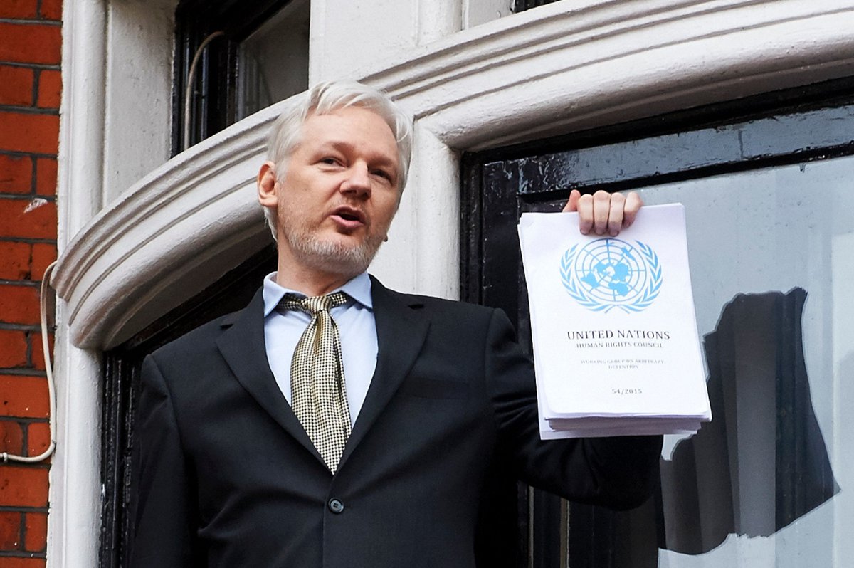 Ecuador Finally Restores Julian Assange's Internet, Phone and Visitation Privileges DpfnXPuW4Ac3AE0