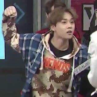 PENTAGONBrasil's tweet photo. [#2YearsWithEdawn] Claro que vai ter esse momento de memes do E'Dawn 😝 https://t.co/7Bn37jHVXt