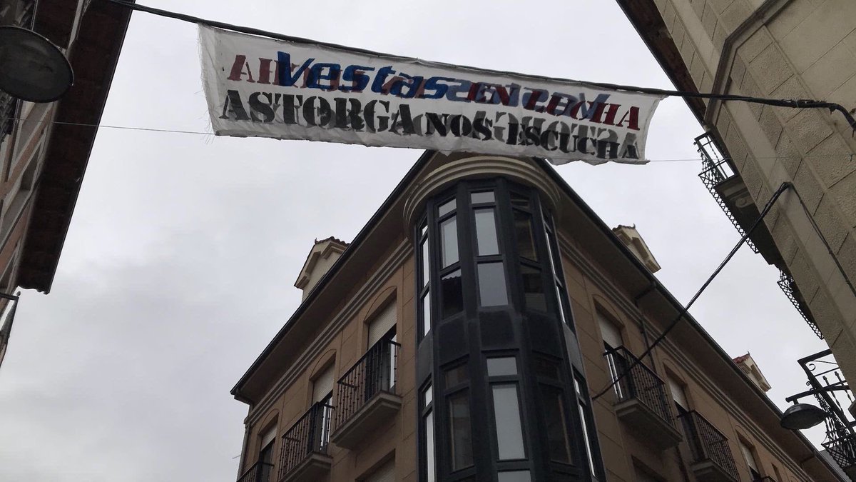 LadyWar's tweet photo. Hoy he estado en Astorga. Y he visto esto.
#VestasEnLucha 🙂 https://t.co/EuNogW4bwq