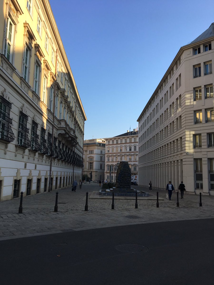 cersaa_news's tweet photo. Venerdì 12 ottobre alla Camera dell’Agricoltura di Vienna si è tenuto il periodico incontro dell’European Working Group on #Minor #Uses “Ornamentals” di #COPA-COGECA.
Agenda fitta di impegni e di progetti da sviluppare per il florovivaismo europeo. Il #CeRSAA c’è. https://t.co/05fHYycq2e