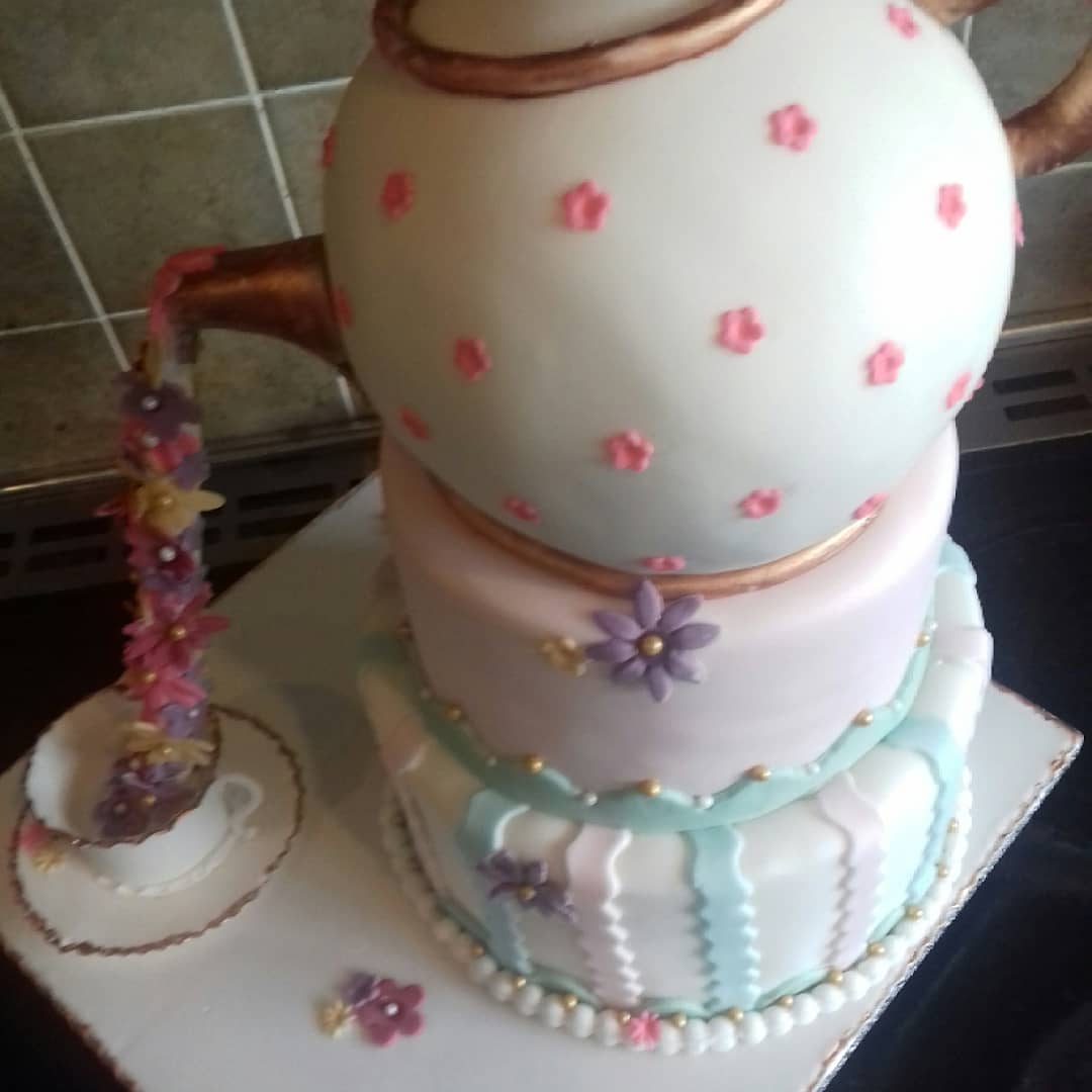 JuliesCakeCraft's tweet photo. Anyone for tea? Or cake? Why not have both.. https://t.co/Flr3WWaZBC