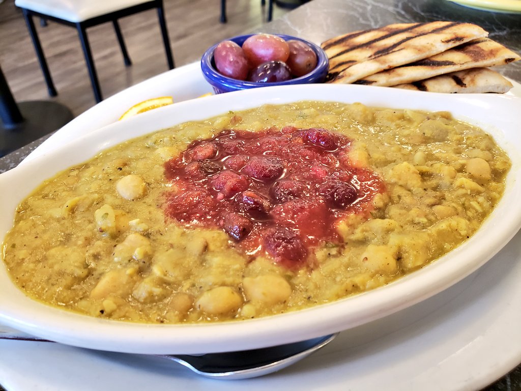 EverydayTasty's tweet photo. Chickpea chili with cranberry chutney at the cheeze factory #vegan https://t.co/g2YmkS2JIj