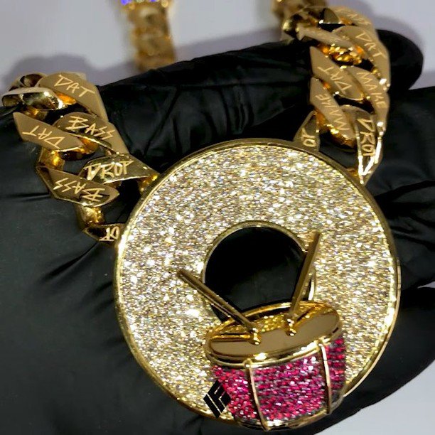ifandco's tweet photo. ๐ฅ MAKE DAT BASS DROP ๐ฅ Custom "O & Drum" Chain for SuperStarO ๐ #ProducerGang #SuperStarO #MakeDatBASSDrop #DRUMS #GoldChain #CustomJewelry #IFANDCO https://t.co/3pMjAy0UDY