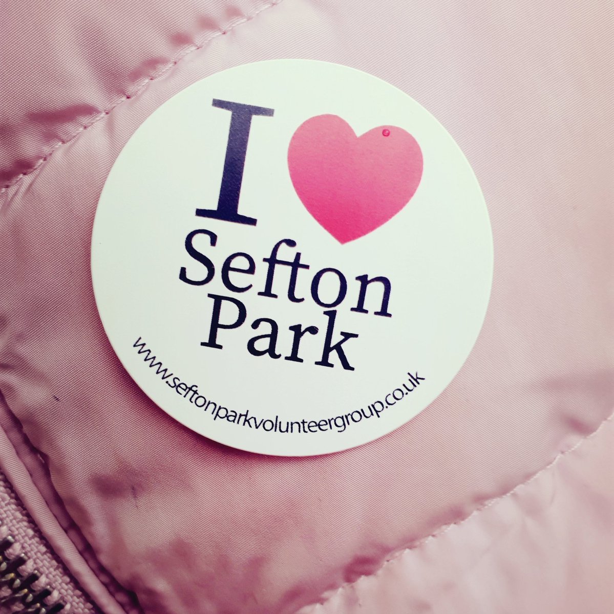 LivMuslim's tweet photo. LMOS volunteers of all ages to part in a litter pick with @SeftonParkVG this morning. Lots of rubbish cleared to keep our parks clean.

We were also admired the beautiful colours of autumn. https://t.co/HOnTan3Xxo