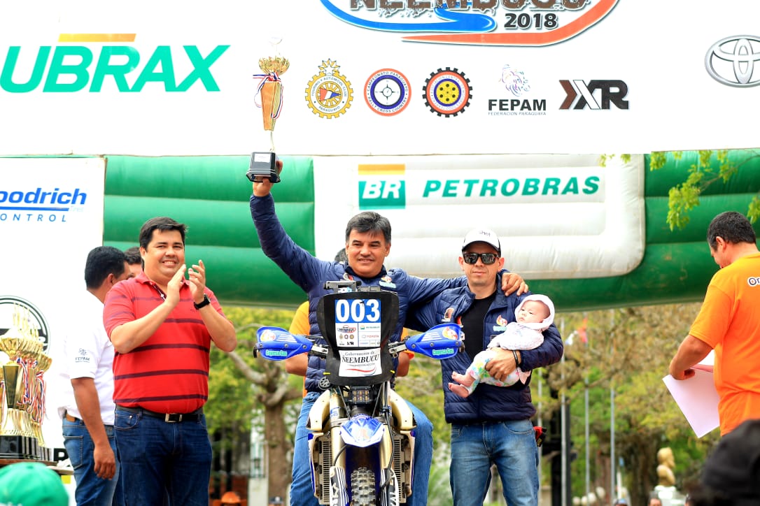 Luisbenitez_py's tweet photo. Bandera a cuadros 🏁 para el cierre de un nuevo Desafío Ñeembucú.
Presencia del Gobernador Lic. Luis Benítez, Directivos del Touring y Automóvil Club y de la Organización del #RallyCCPy, en la ceremonia de Llegada, Podio y Premiación
https://t.co/kBGx2Xw5xX
#CompromisoEnAcción https://t.co/Go5O9dUUNg