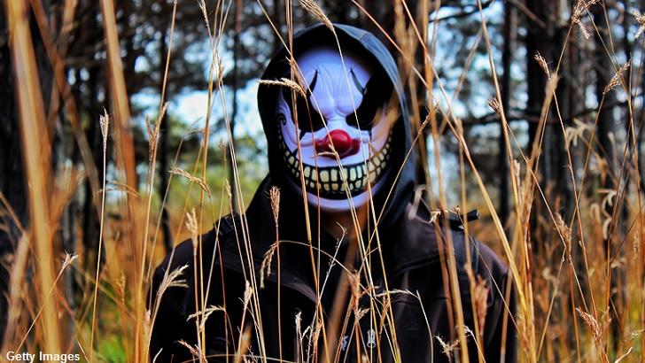#CreepyClowns are turning up again coasttocoastam.com/article/creepy…
