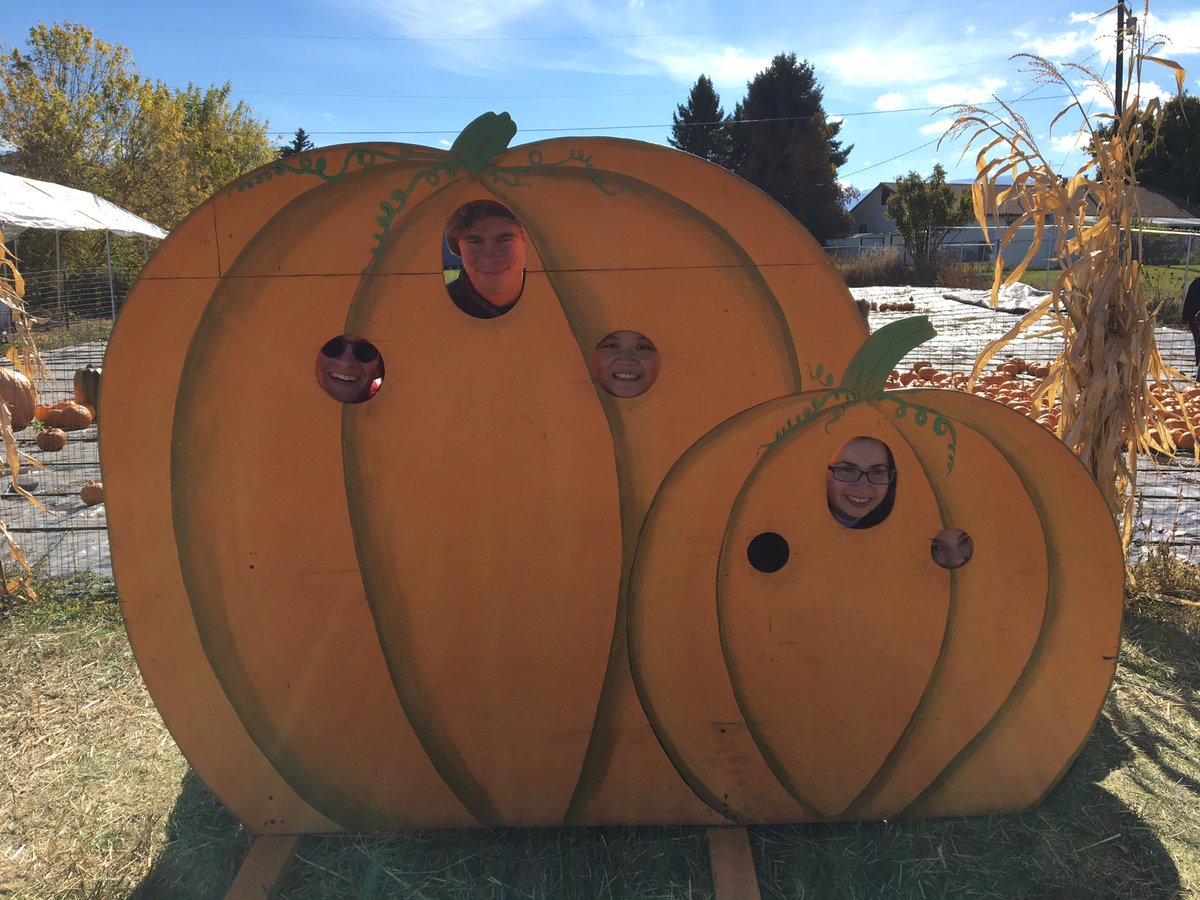 lia_michaels's tweet photo. Secor lab outing to the missoula corn maze!!!! #cornmaze #pumpkin #laboutings #fallfeelings https://t.co/fRyAV2GdVp