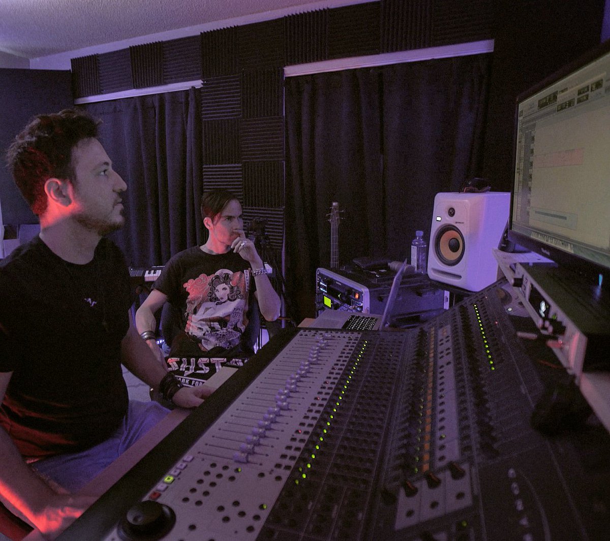 In the recording studio with
#oddko #band #losangelesrecording #protools #mixing #recordingstudio #soundengineer