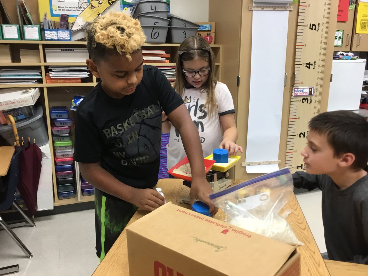 lisakraus11's tweet photo. Student engagement in metric weighs! Learning through discovery! Imagine the possibilities! https://t.co/cCMbWSahLg