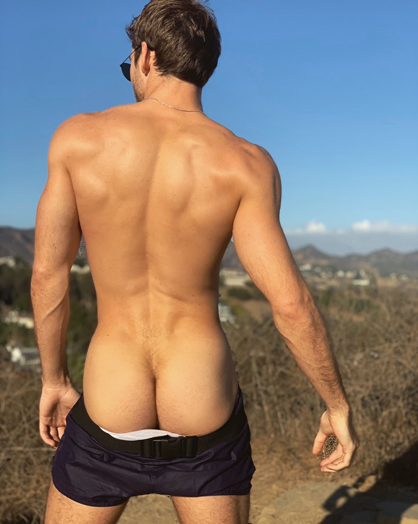 MaxAdonisxxx's tweet photo. Thankyou to everyone for the awesome birthday wishes! It made my day extra special ❤️❤️ here’s a pic of me hiking and enjoying the view!  😈 have a good start to your weeks! https://t.co/LdgN0D86Mh