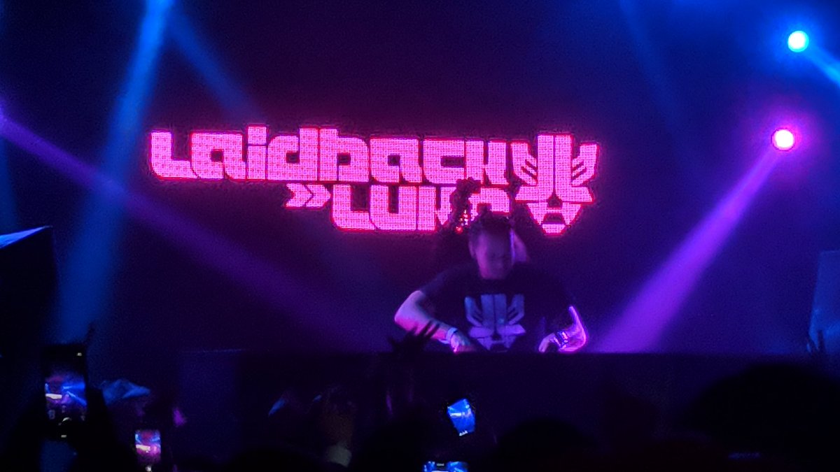 Cryosion's tweet photo. @LaidbackLuke played a killer show last night here in Portland! One of the best I've ever been to!

It really inspired me to work on my producing and DJing so I can get out and play my own shows!

#basshouse #futurehouse #housemusic #musicproducers #musicproduction #DJing https://t.co/Wrn3xP9TTY