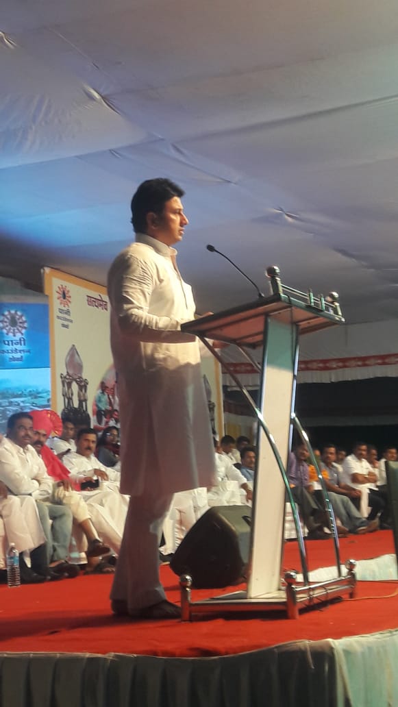 VijaysinhSM's tweet photo. *माण  तालुक्यातील टाकेवाडी येथे सत्यमेव  जयते  वाॅटरकप स्पर्धा  2018 मधील राज्यस्तरीय  व तालुका  स्तरावरील गावांचा कृतज्ञता व गौरव सोहळा*  कार्यक्रमादरम्यान  मनोगत व्यक्त  करताना  माजी खासदार  रणजितसिंह मोहिते पाटील. https://t.co/RGnwFczIF8