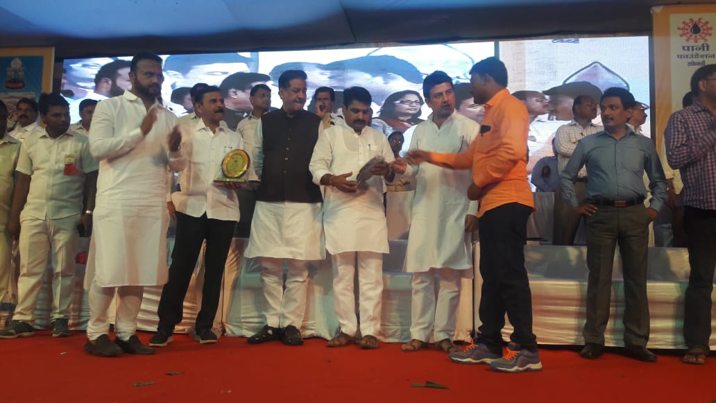 VijaysinhSM's tweet photo. *माण  तालुक्यातील टाकेवाडी येथे सत्यमेव  जयते  वाॅटरकप स्पर्धा  2018 मधील राज्यस्तरीय  व तालुका  स्तरावरील गावांचा कृतज्ञता व गौरव सोहळा*  कार्यक्रमादरम्यान  मनोगत व्यक्त  करताना  माजी खासदार  रणजितसिंह मोहिते पाटील. https://t.co/RGnwFczIF8